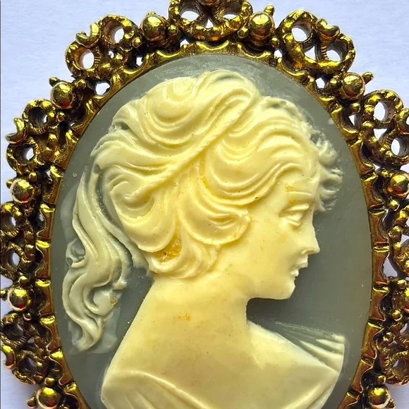 Hand Carved Vintage Cameo Pin/Brooch, Antique Blue Agate With Gold Frame - Picture 5 of 9